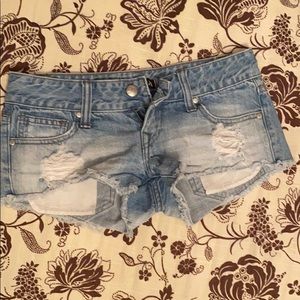 DISTRESSED LOW-RISE CHEEKY SHORTS!